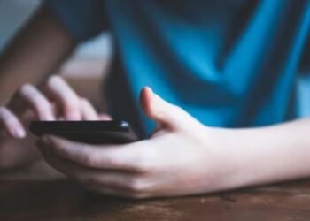 Francia prohibirá el uso de redes sociales a menores de 15 años