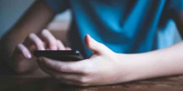 Francia prohibirá el uso de redes sociales a menores de 15 años