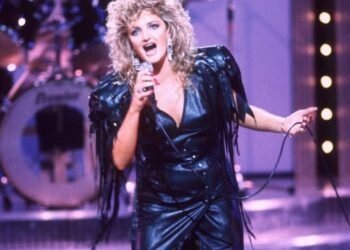 ¿Quién era la voz que marcó a toda una generación y cuya muerte conmueve al mundo de la música?