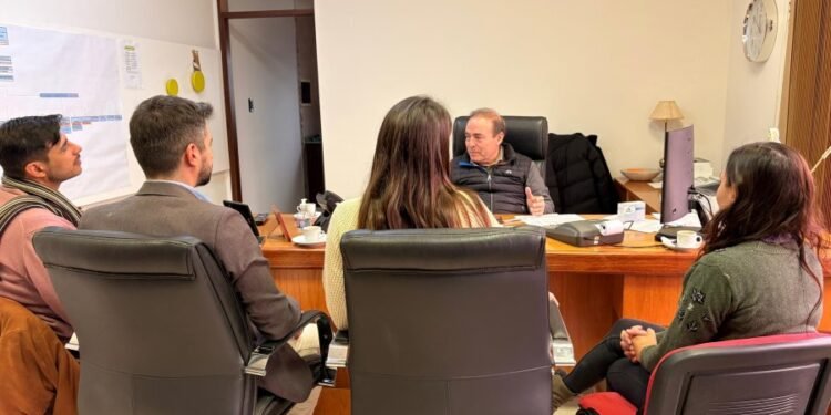 Empezar de abajo y pensar en grande: concejales visitaron Induquimika, una empresa que es ejemplo en Rafaela