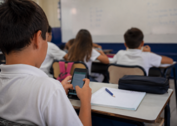 El debate por los celulares en las aulas: 6 de cada 10 chicos de 8 años ya tienen uno propio en Argentina