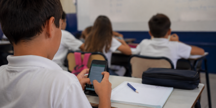 El debate por los celulares en las aulas: 6 de cada 10 chicos de 8 años ya tienen uno propio en Argentina