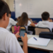 El debate por los celulares en las aulas: 6 de cada 10 chicos de 8 años ya tienen uno propio en Argentina