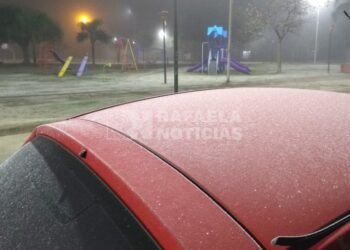 La helada de este lunes cubrió de blanco distintos barrios de Rafaela