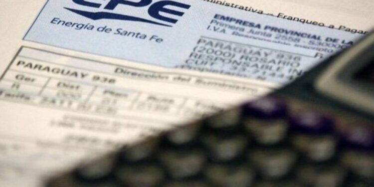 El drama de los sobreprecios en la boleta: “Antes le tenía miedo a la oscuridad, ahora le tengo miedo a la luz”