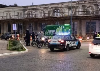 Motociclista sufrió lesiones leves tras derrapar en pleno centro a metros de la Recova
