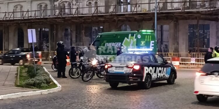 Motociclista sufrió lesiones leves tras derrapar en pleno centro a metros de la Recova