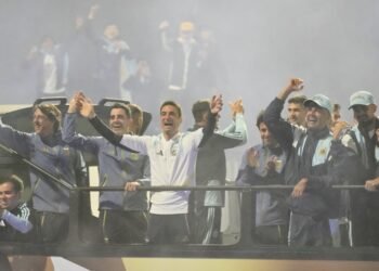 La Selección Argentina regresó al país con una recepción protocolar en Ezeiza