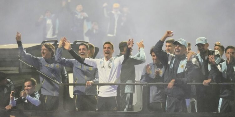 La Selección Argentina regresó al país con una recepción protocolar en Ezeiza