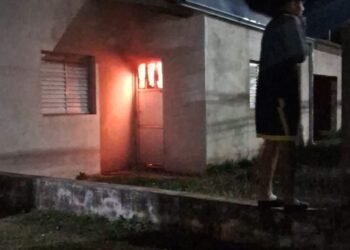 Se desató un incendio esta madrugada en Estación Clucellas y los bomberos debieron derribar la puerta para entrar
