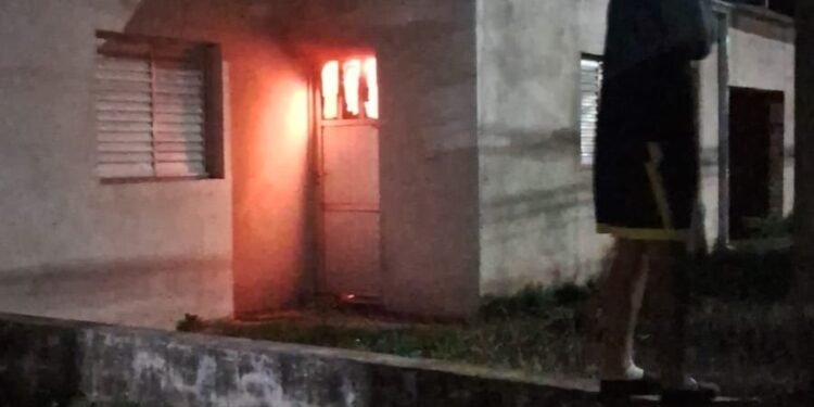 Se desató un incendio esta madrugada en Estación Clucellas y los bomberos debieron derribar la puerta para entrar