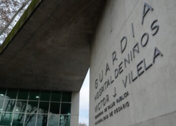 Iba al kiosco con su papá y terminó internado tras ser alcanzado por un disparo en una balacera