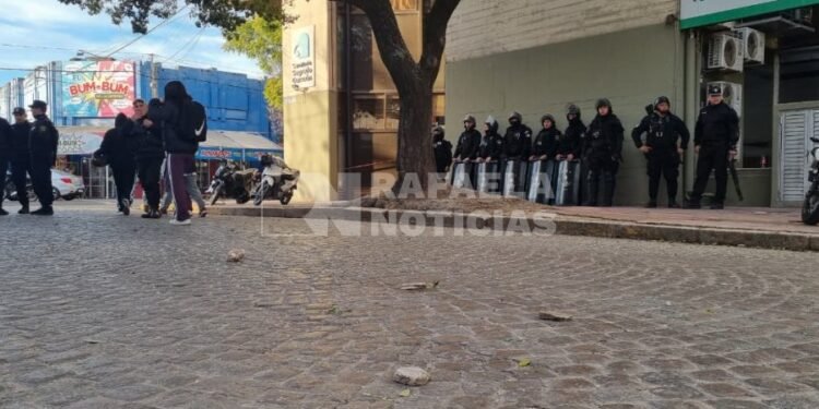 Bochorno, otra vez en Rafaela: enfrentamientos, dispersión y personas heridas durante los festejos