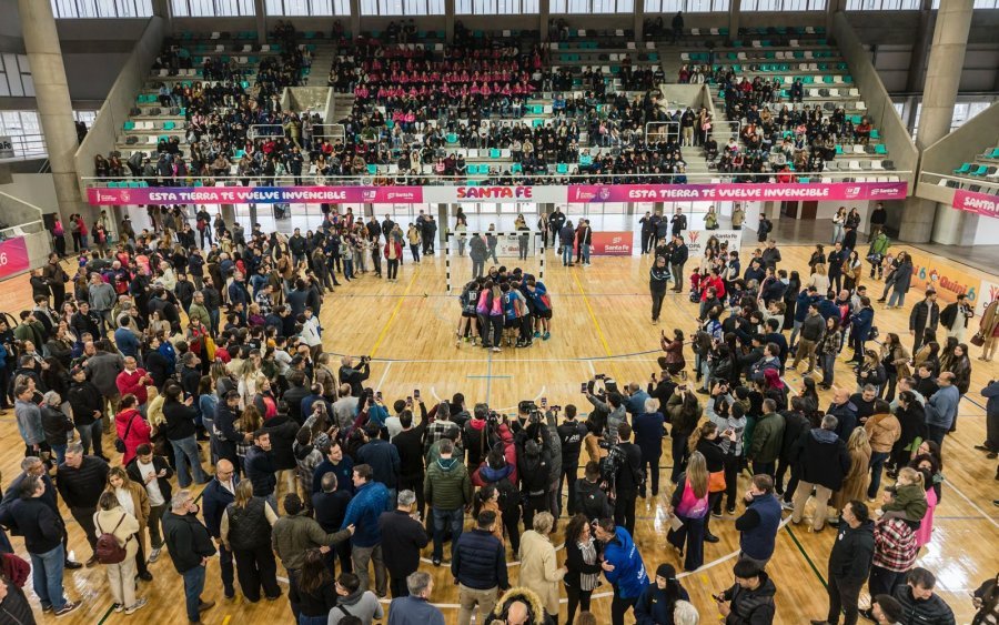 Un partido de handball sirvió para inaugurar el estadio.