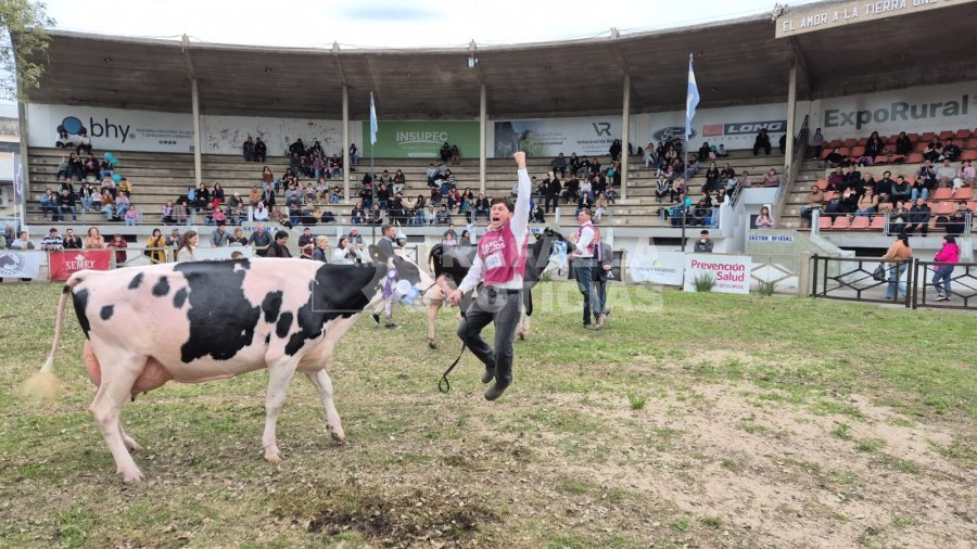 El loco festejo de los integrantes de la cabaña ganadora.