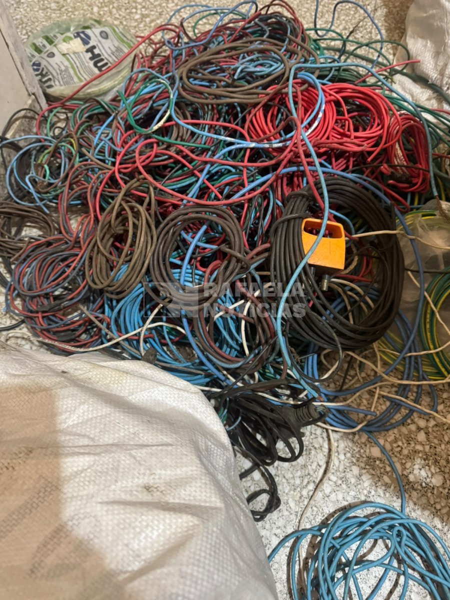 Cables secuestrados en un procedimiento.
