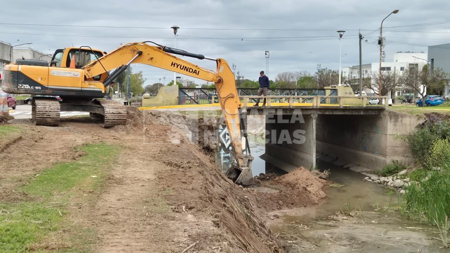 Tareas a la altura del puente de calle Sacripanti.