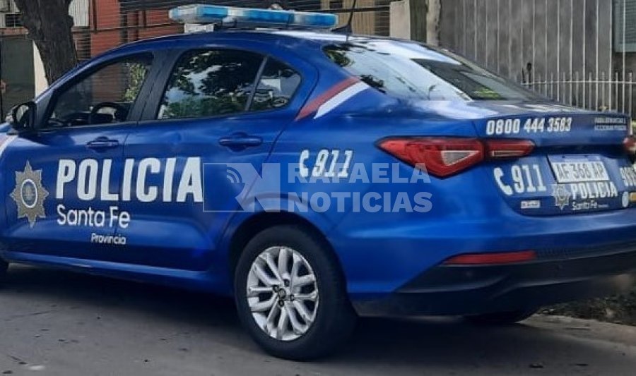 Policía en el lugar donde se halló un balazo.
