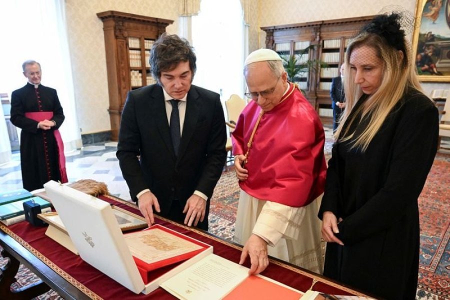 El papa León XIV se reunió con el presidente de Argentina, Javier Milei, y su hermana, la secretaria general de la presidencia, Karina milei, en el Vaticano, el 7 de junio de 2025