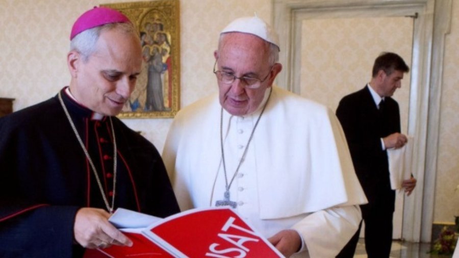 Roberto Prevost junto al papa Francisco sosteniendo un documento de la Universidad Católica Santo Toribio de Mogrovejo de Chiclayo.