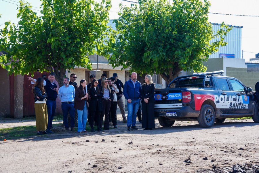 Funcionarios durante el procedimiento. Foto: Prensa